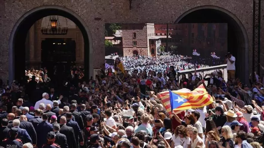 Bany de masses del Papa a Montserrat