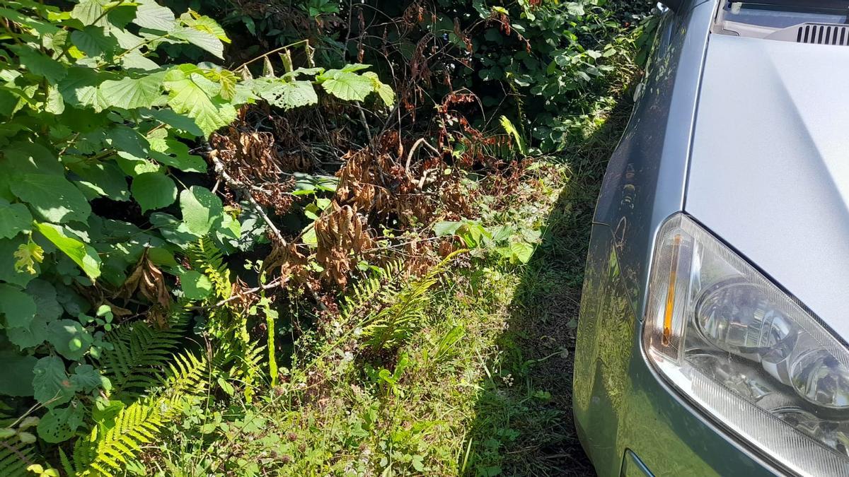 Un coche aparcado en el lugar en el que José Luis Valdés sufrió la caída.
