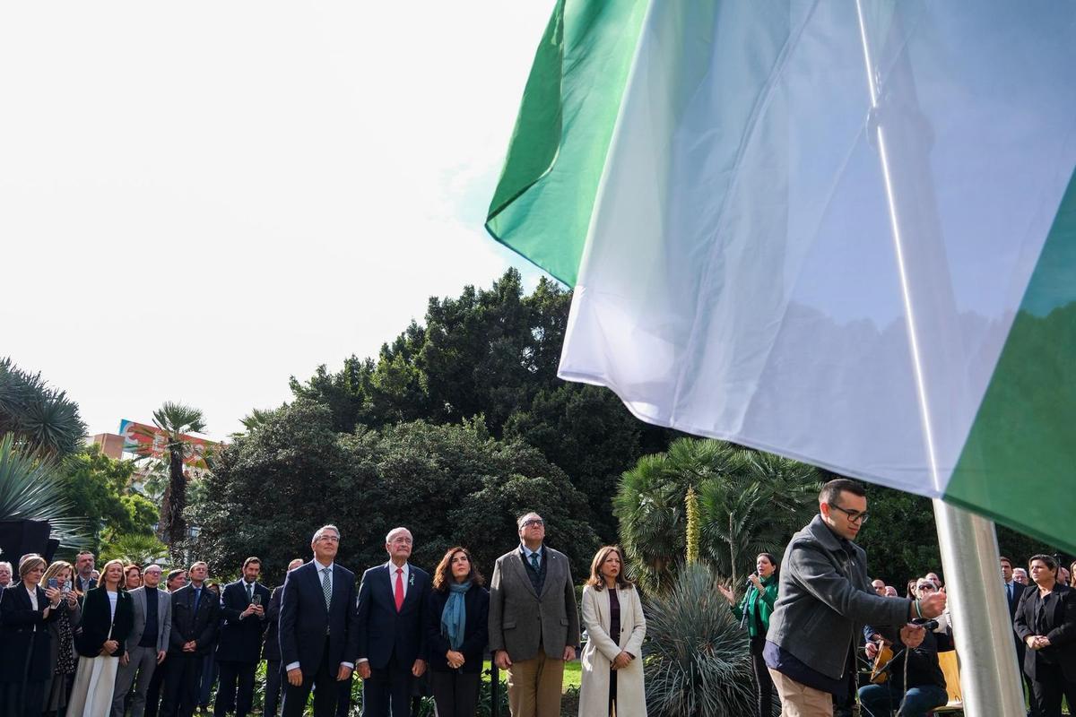 La consejera de Empleo, Empresa y Trabajo Autónomo, Rocío Blanco, y el titular andaluz de Turismo y Andalucía Exterior, Arturo Bernal, han presidido este jueves el acto institucional que se ha celebrado en Málaga para conmemorar el Día de la Bandera