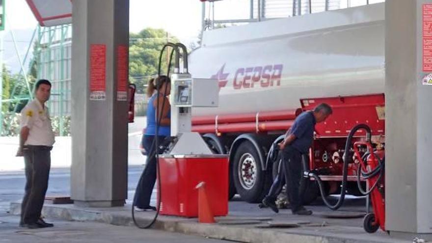 Vacían los depósitos de la gasolinera de El Palmeral de Orihuela