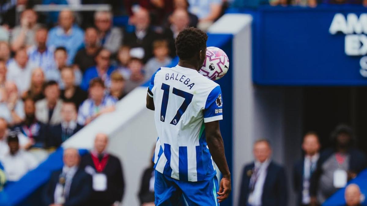 Carlos Baleba controla un balón durante un partido de Premier League