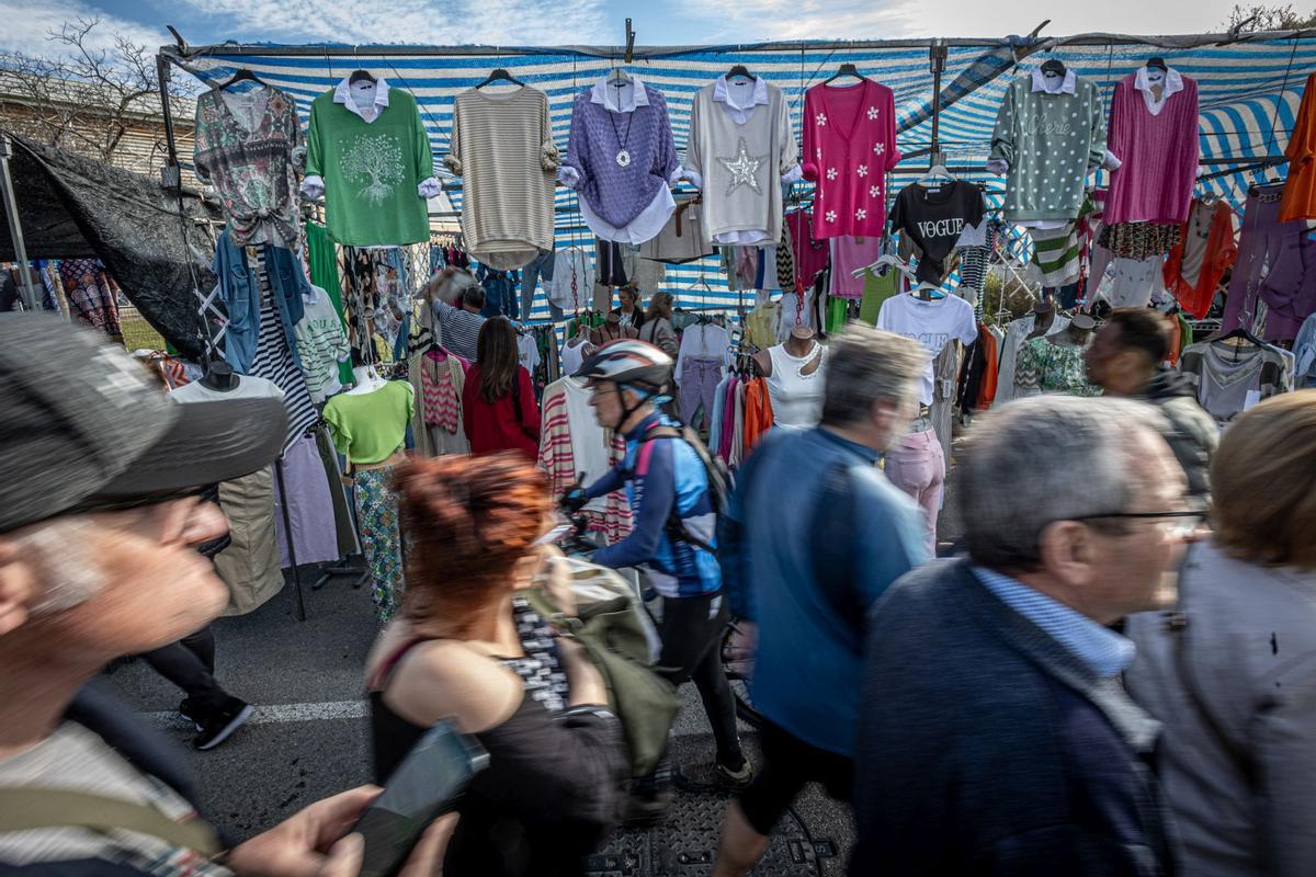 El histórico mercado ambulante inicia un exilio temporal: las obras de reforma del barrio exigen dejar libres las calles del Acer, de la Metal·lúrgia y del Crom, donde los puestos comerciales llevaban más de 50 años asentados. La nueva ubicación es desde el cruce de la calle de los Ferrocarrils Catalans con calle Foc hasta el cruce de la calle de la Mare de Déu de Port con el de calle Motors.