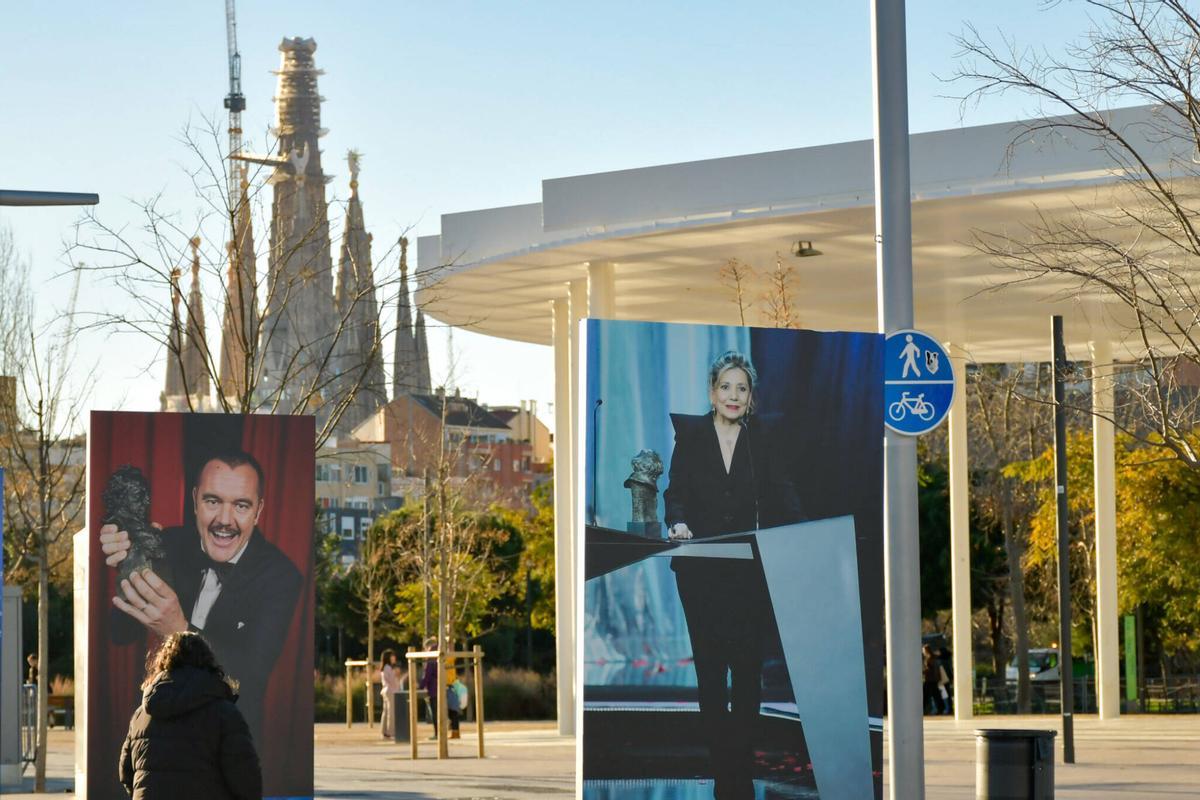 El público barcelonés se detiene ante las fotografías de la Academia para conocer la historia de los catalanes que han ganado un Goya. La muestra fotográfica que estará instalada en Glòries hasta el próximo 1 de marzo. Barcelona, 4 de febrero de 2026.