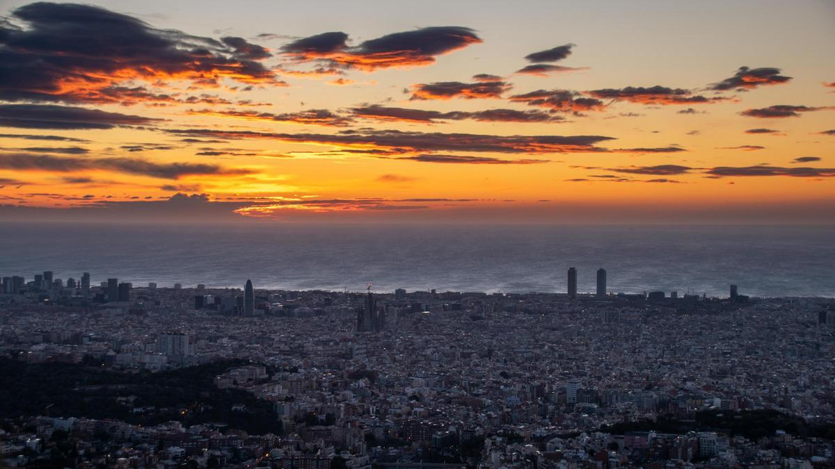 Salida del Sol en Barcelona, el 11 de febrero del 2024, con numerosos altocúmulos lenticulares salpicando el cielo