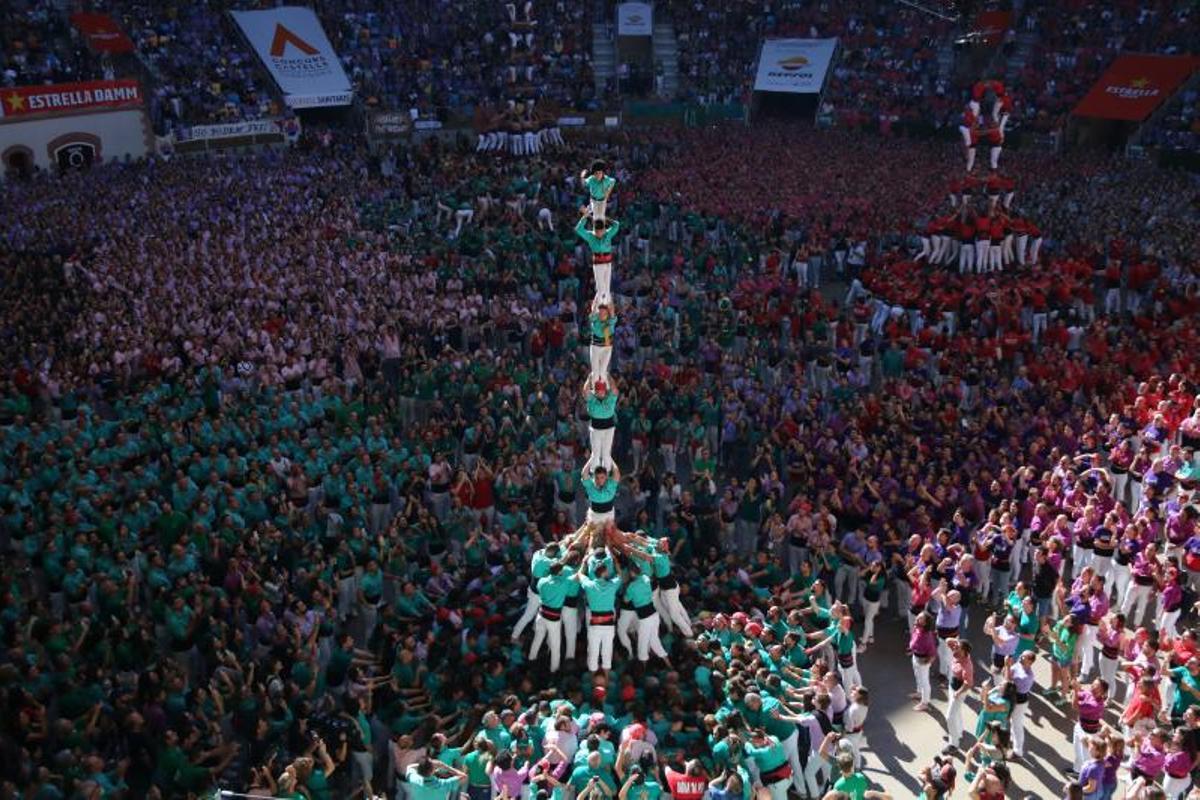 Pilar de 7 amb folre (carregat) pels Castellers de Sant Pere i Sant Pau al Concurs de Castells de Tarragona 2022
