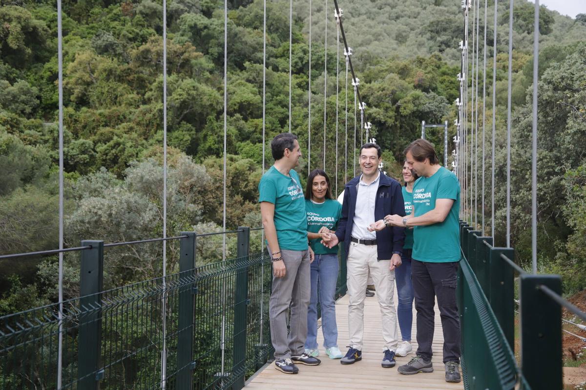 Juanma Moreno hace campaña en el cinturón verde de Córdoba
