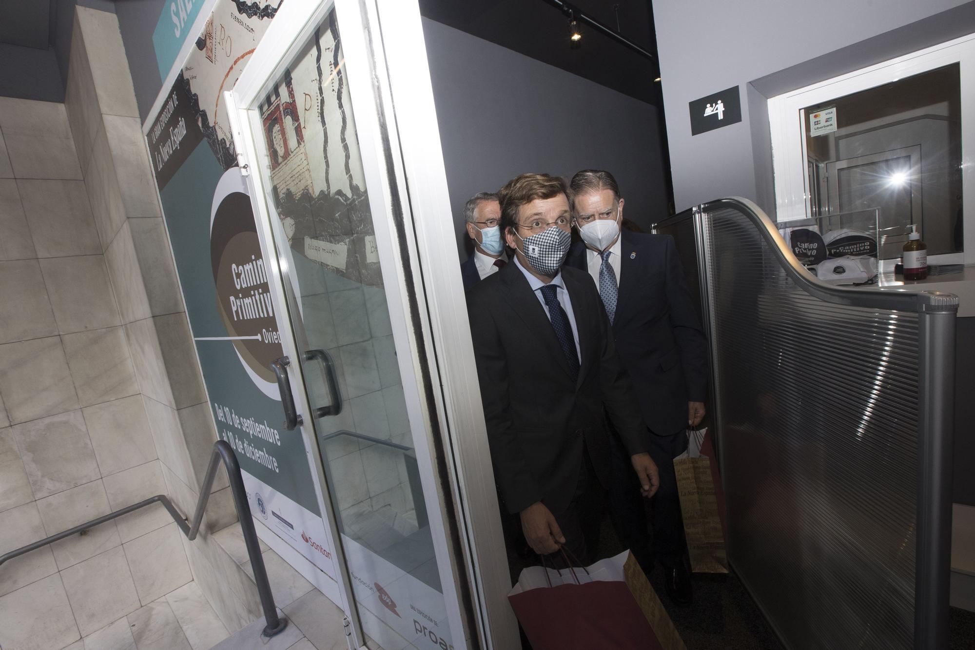 El alcalde de Madrid visita la exposición de LA NUEVA ESPAÑA "Camino Primitivo. Oviedo"