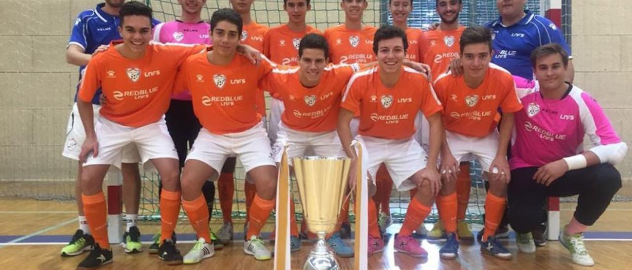 El equipo vigués, con el trofeo de campeón de la temporada pasada. FdV