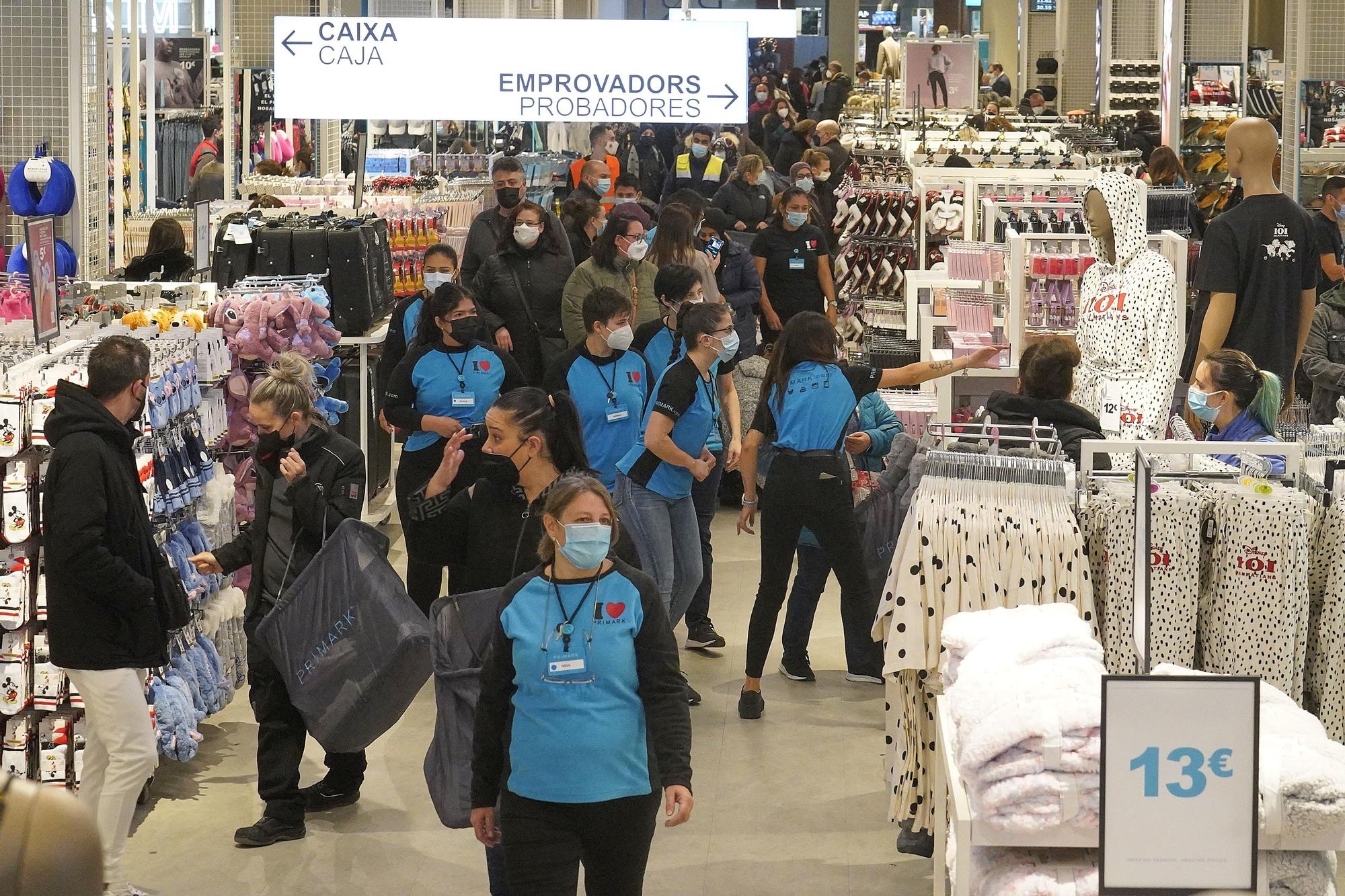 Gran expectació a l'obertura del Primark a l'Espai Gironès de Salt