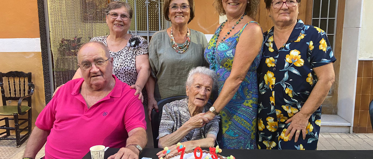 Josefina Muñoz, la «abuela cohetera», con sus cuatro hijas y su hijo durante su cumpleaños | LEVANTE-EMV