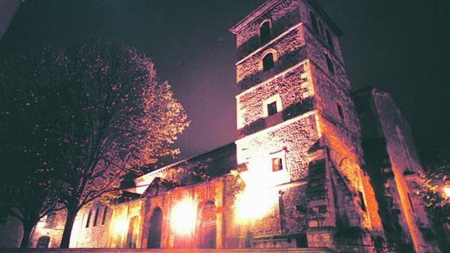 La iglesia de San Nicolás de Bari, de noche.