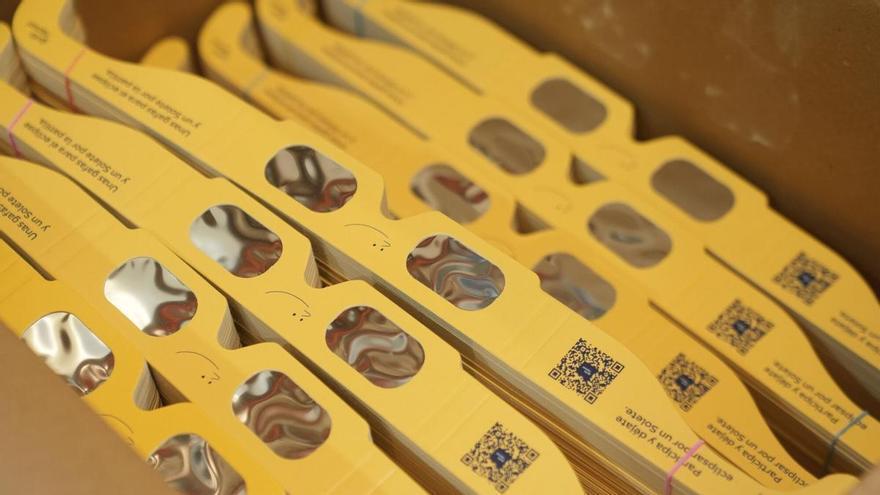 Las gafas para el eclipse se agotan en ópticas y farmacias de casi toda España: "Si tienes 200 te las compro"