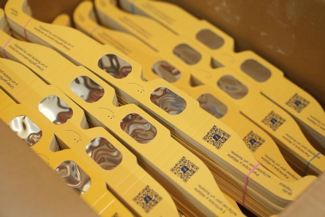 Las gafas para el eclipse se agotan en ópticas y farmacias de casi toda España: "Si tienes 200 te las compro"
