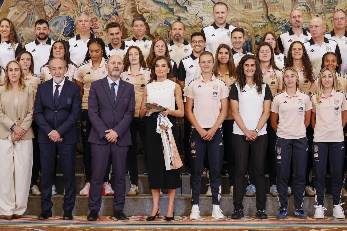 La reina Letizia arropa a la selección femenina en vísperas de la Eurocopa 2025.