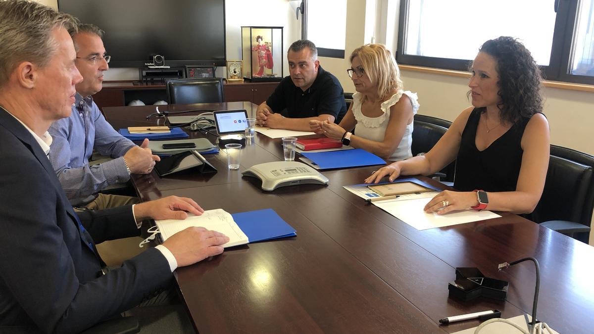 Reunión entre la primera edila, Merche Galí, representantes de las firmas, técnicos municipales y concejales del equipo de gobierno.