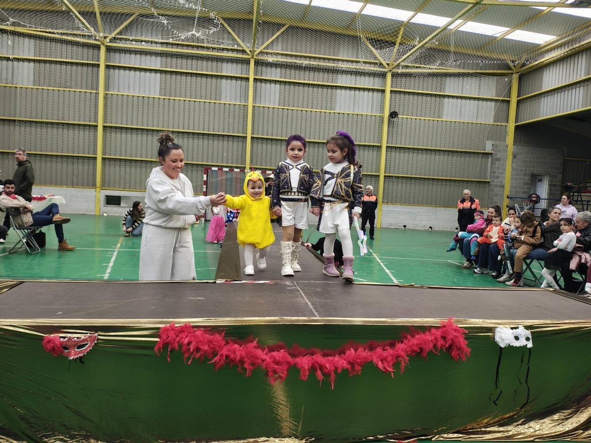 EN IMÁGENES: Salas y Láneo celebran el carnaval con un desfile de disfraces y un concurso de casadiellas