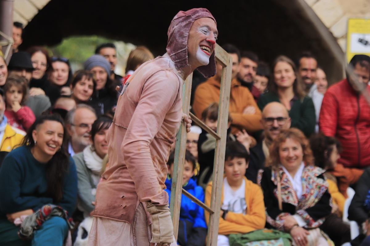 La proposta surrealista de clown ‘Forat', de Dudu, es reserva per als espais amb accés lliure.