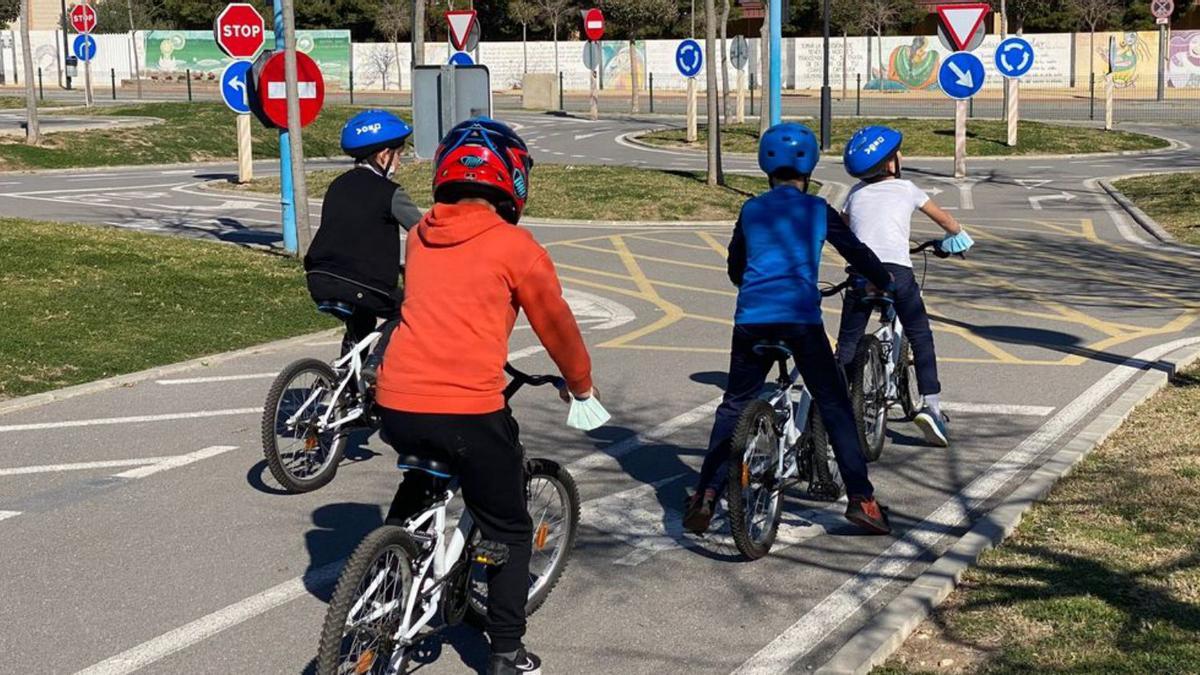 Participan los escolares de los colegios Pla de Barraques, Rafael Altamira, El Vincle, Fabraquer y Bonny.