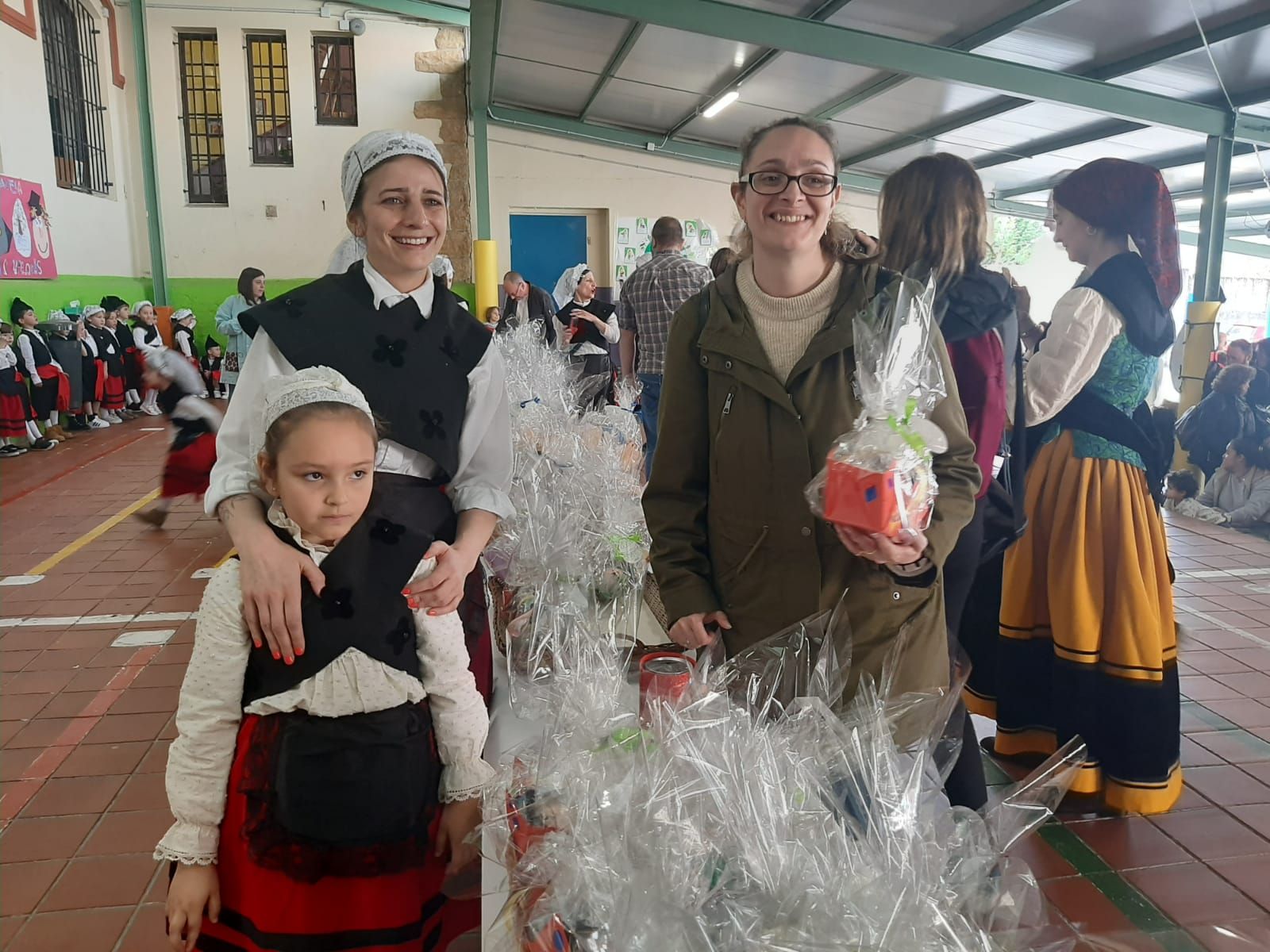 Los aldeaninos del Peña Careses adelantan los Güevos Pintos: así ha sido su mercadillo escolar solidario