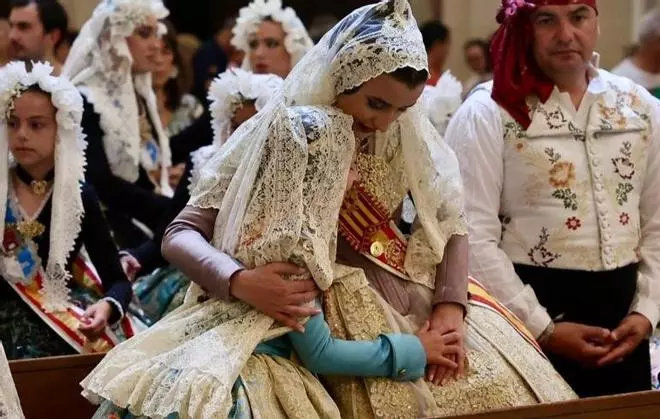 Carmen y Marta inician el último día de Hogueras con la misa de San Juan