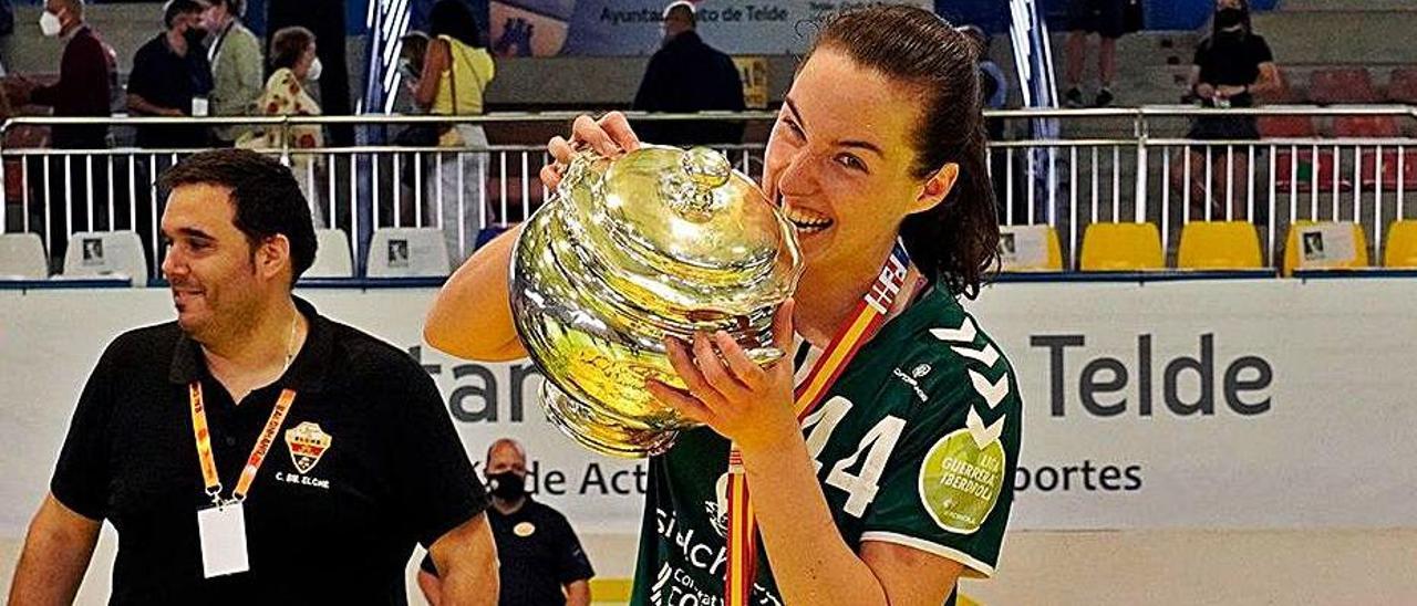 La capitana Ana Martínez mordiendo la copa. |