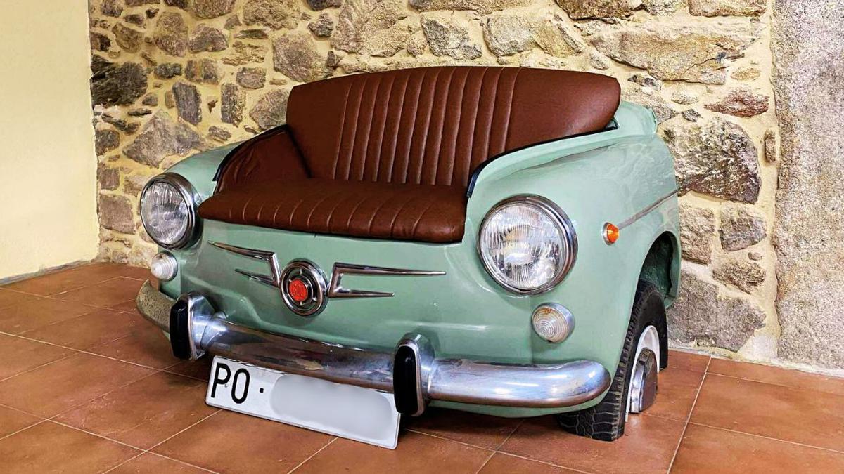 A todo retro: un Seat 600 convertido en sofá con matrícula de Pontevedra
