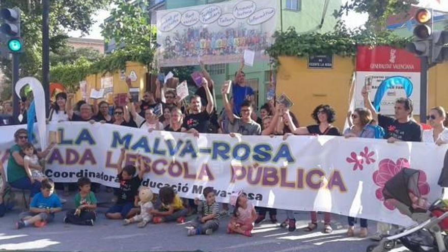 La marcha reivindicativa celebrada ayer en la Malva-rosa, con momentos para la protesta y para actos culturales.