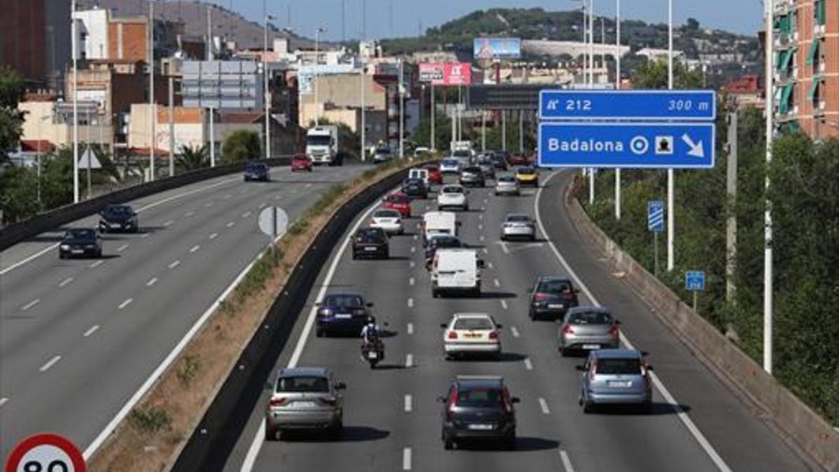 Tráfico denso en la C-31 a su paso por Badalona, ayer, en sentido a Girona.