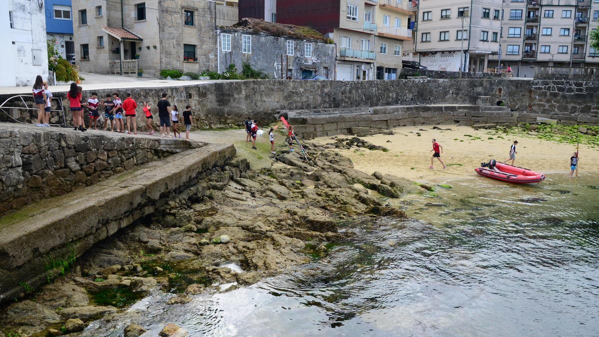 Deportistas del Club do Mar Bueu en la rampa de Pescadoira.