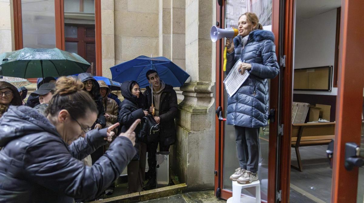 Llamada para acceder al examen de especialidades sanitarias, en la Facultad de Medicina, de Santiago. | Antonio  Hernández |
