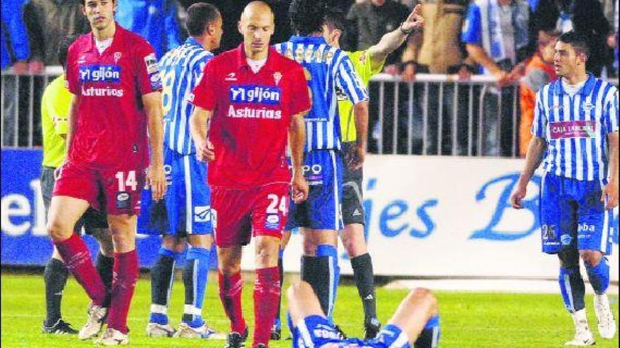 El jugador del Alavés Lacen se desespera al final del encuentro en presencia de Matabuena e Iván Hernández y sus compañeros Igor y Gaspar.
