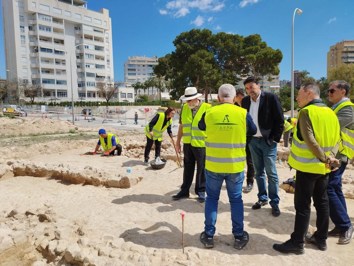 Barcala, junto a técnicos, en la visita a la zona