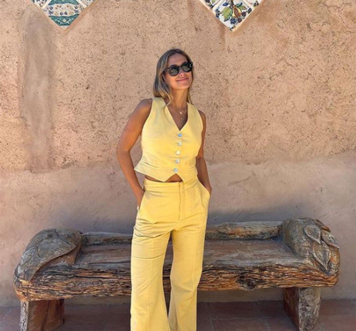María Pombo con chaleco y pantalón amarillos de Name The Brand