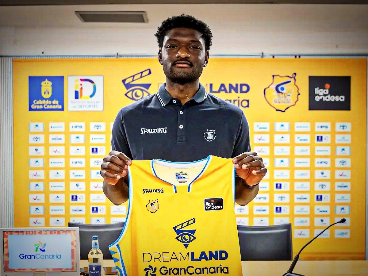 Chimezie Metu durante su presentación oficial como jugador claretiano.
