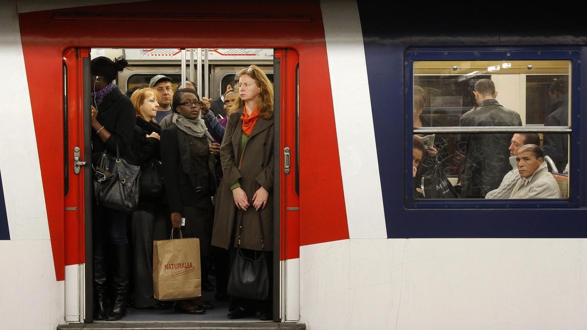 Pasarjos apiñados en un tren de cercanías (RER) de París