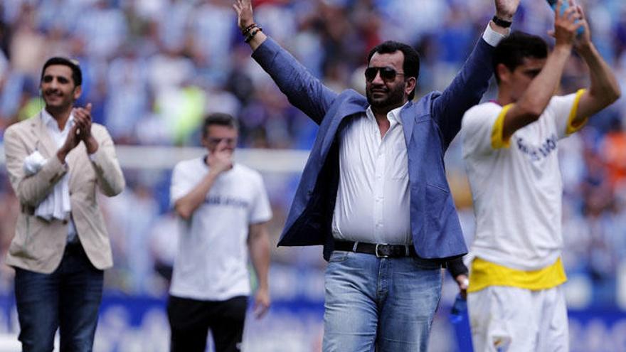 El presidente del Málaga CF, Abdullah Al-Thani, saludando al malaguismo en una de las ocasiones que saltó al terreno de juego al final de Liga.