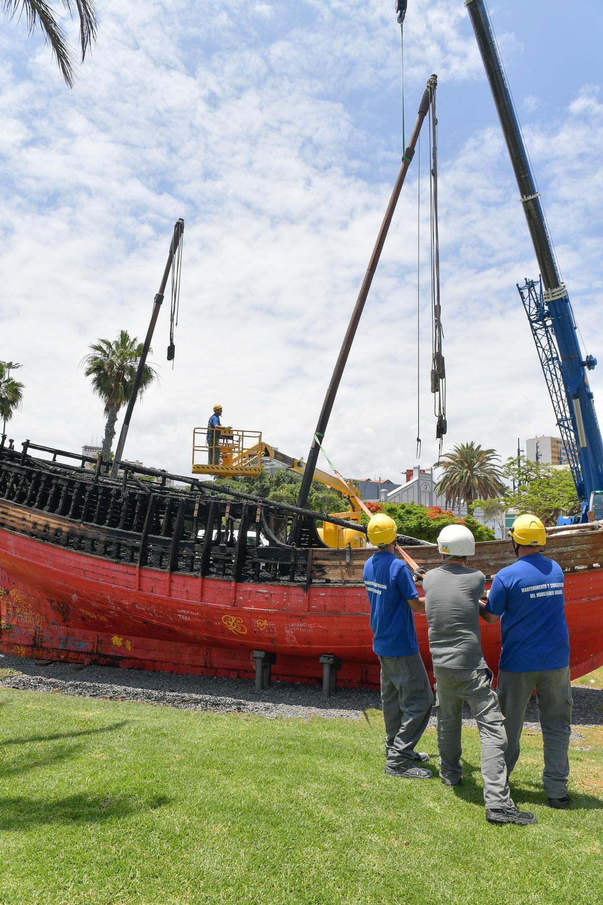 Arde la réplica de 'La Niña' en el Parque de Santa Catalina