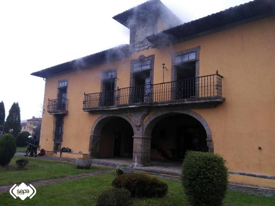 Incendio en el palacio de Cavanilles, del siglo XVI, en Lieres