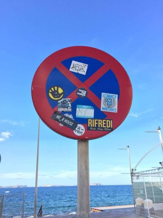El PP de Sant Antoni critica el estado de dejadez y abandono de las señales viarias convertidas muchas de ellas en soportes para pegatinas y flyers