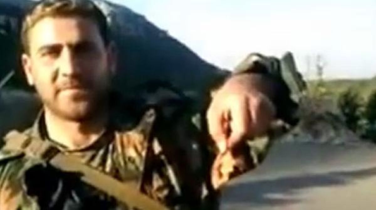 Soldats de l’Exèrcit sirià tallen les orelles als rebels.