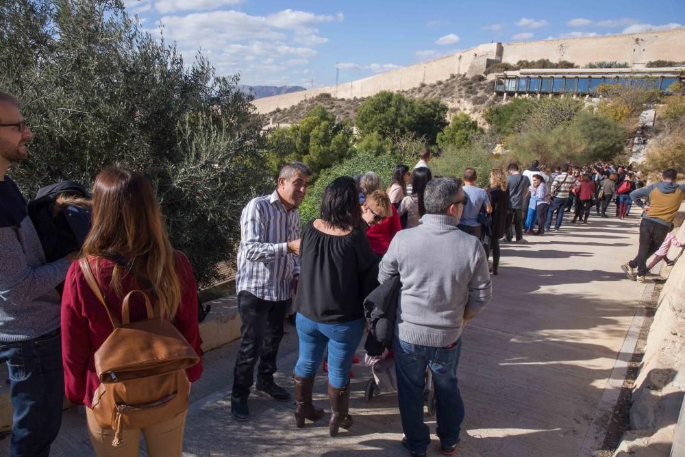 Gran afluencia de público en la inauguración de la casa de Santa Claus