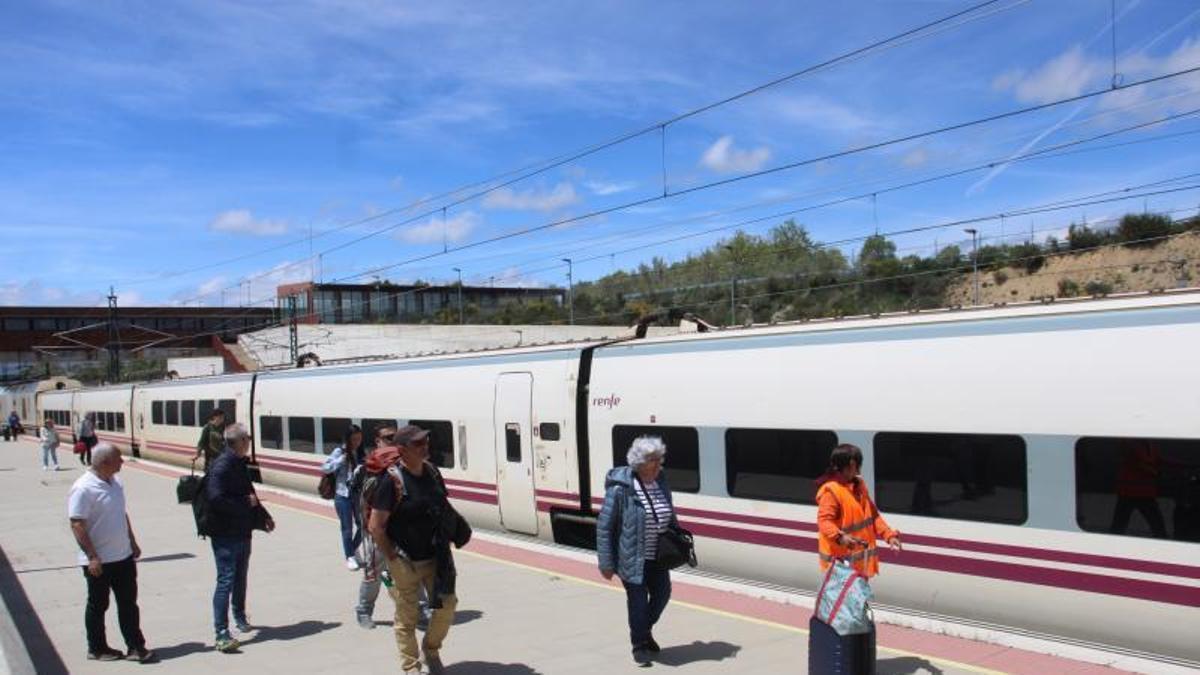 Usuarios acceden a un AVE en la estación de Otero de Sanabria.