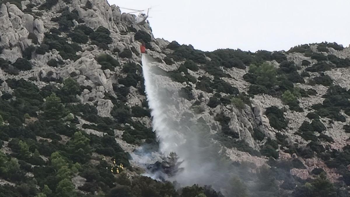 Helicóptero en las labores de extinción.