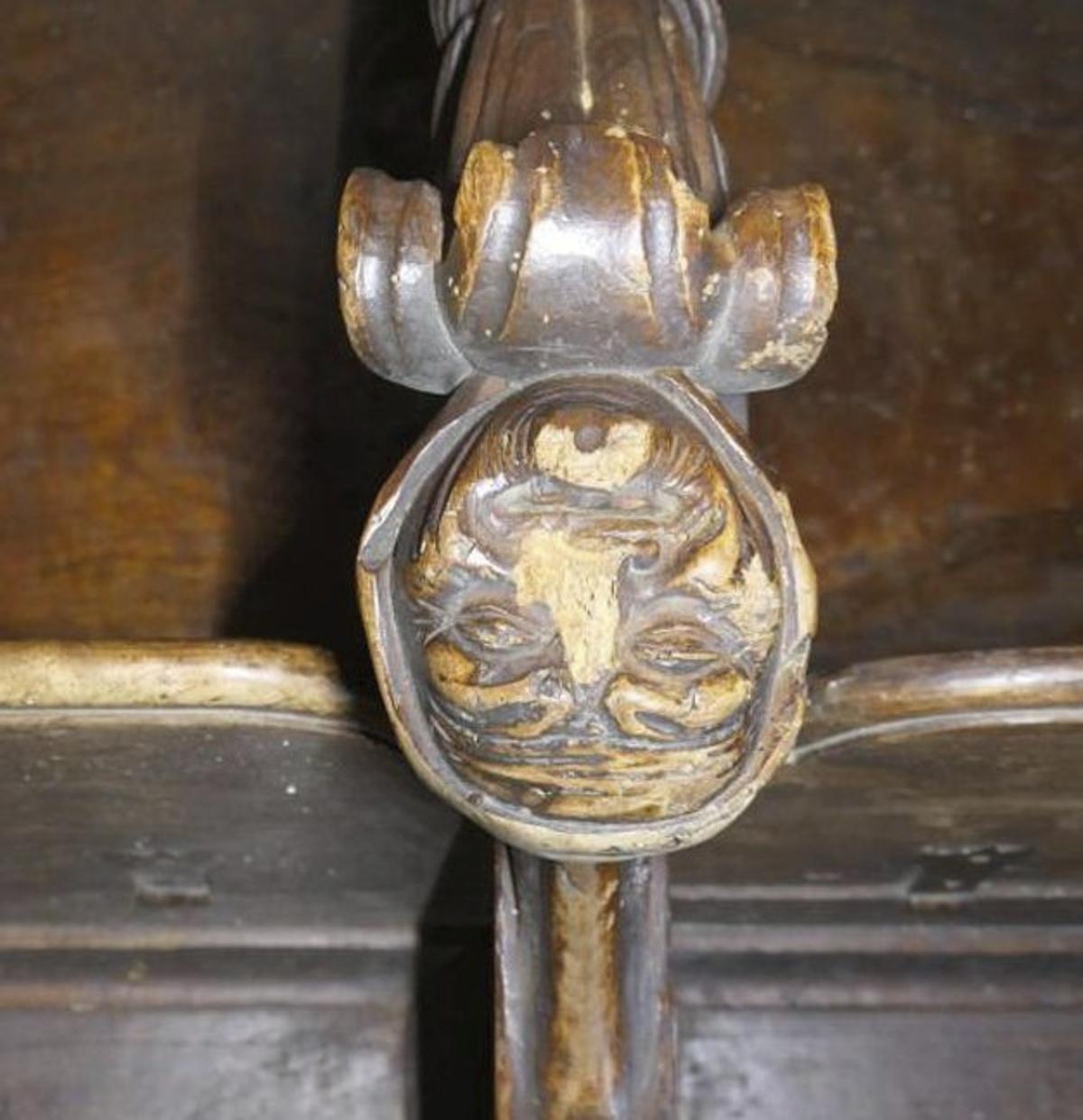 Detalle del brazo de un sitial del coro.