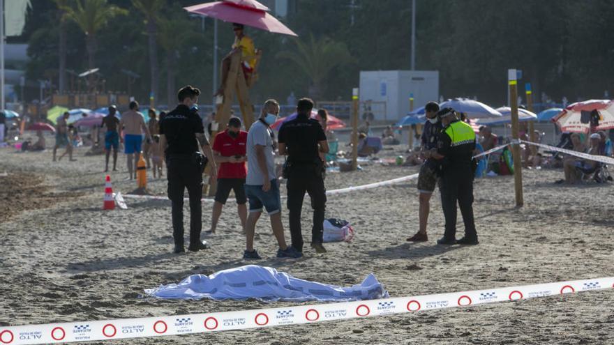 Un hombre de 75 años fallece mientras nadaba en la playa del Postiguet