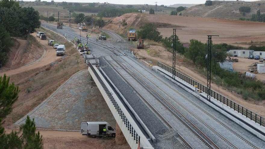 Parada ayer en Zamora del tren Madrid-Galicia.