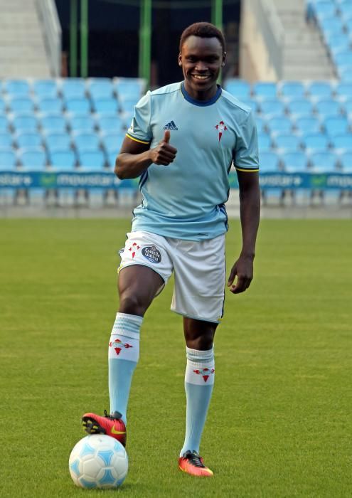 El jugador danés hizo su puesta de largo en Balaídos frente a 300 aficionados: "Elegí al Celta por su buen fútbol", dijo.