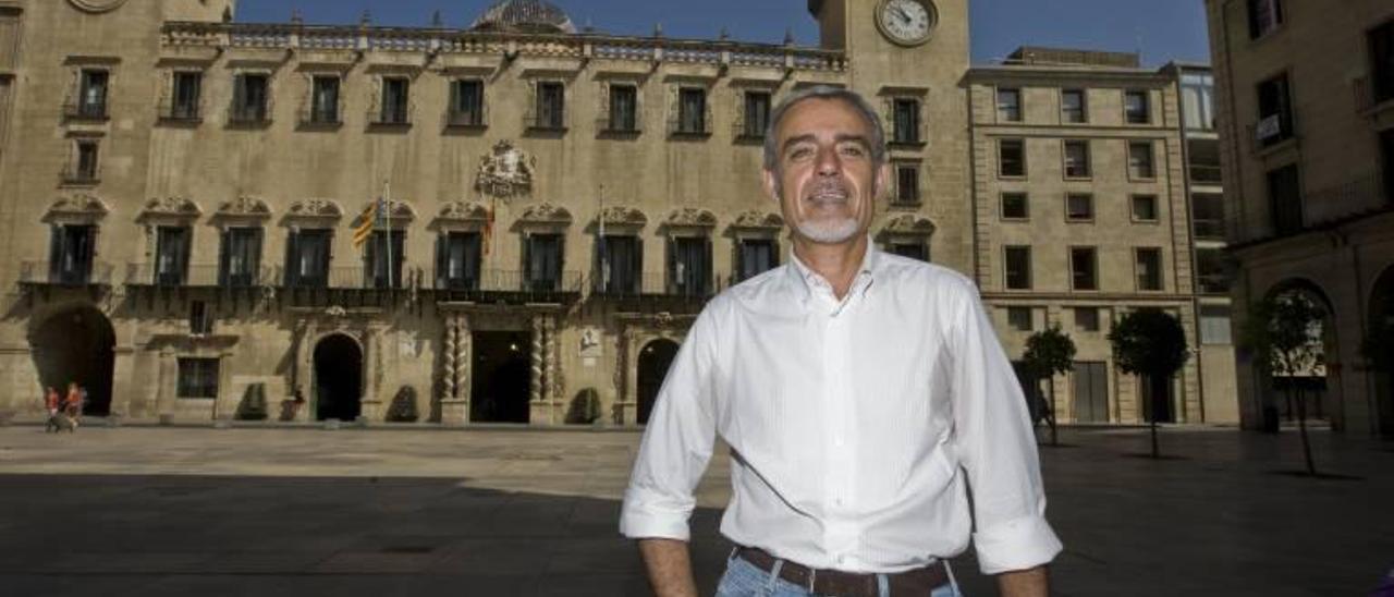 El concejal socialista Gabriel Moreno a las puertas del Ayuntamiento.