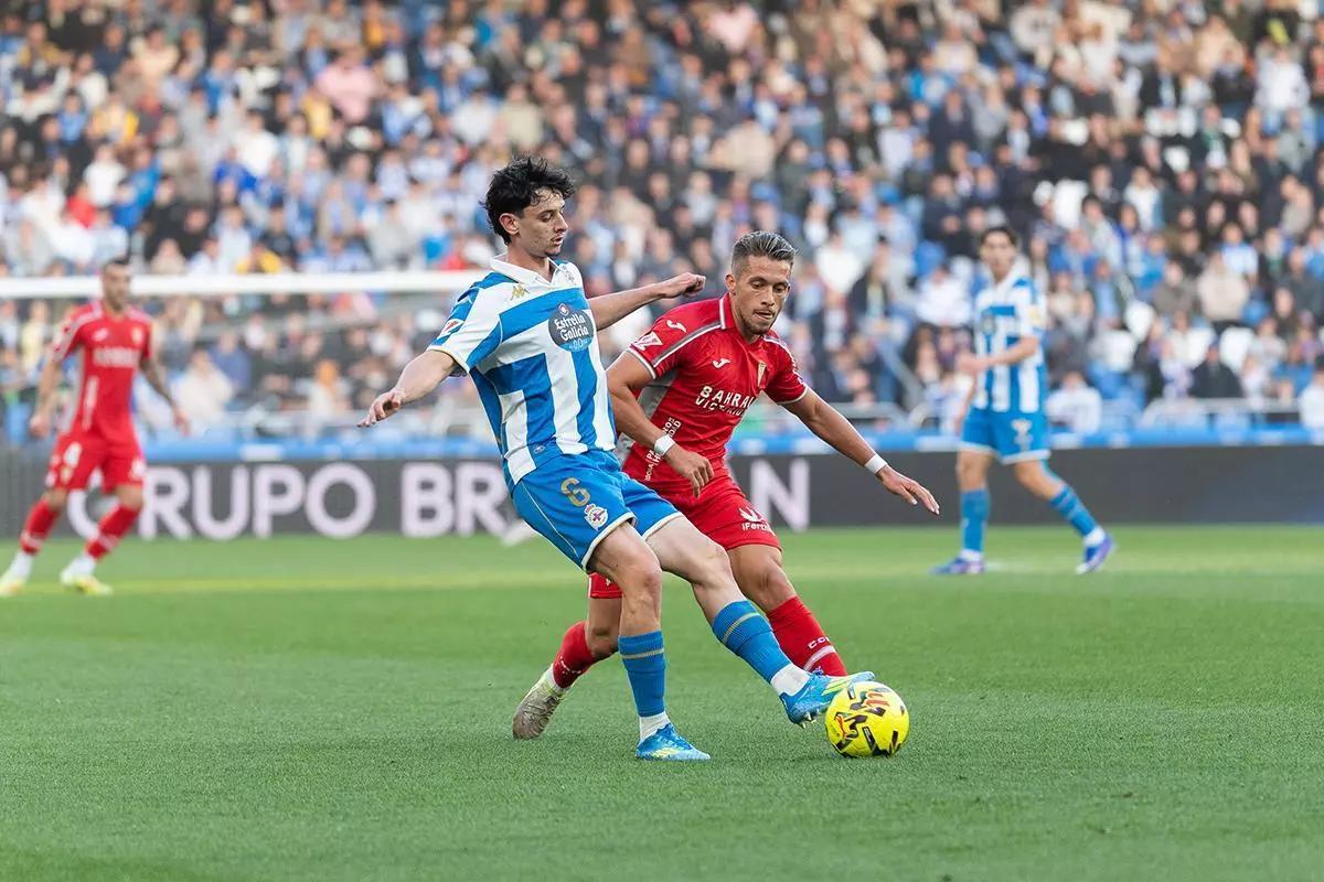 Isma Ruiz pugna por el esférico en el Deportivo de la Coruña-Córdoba CF.