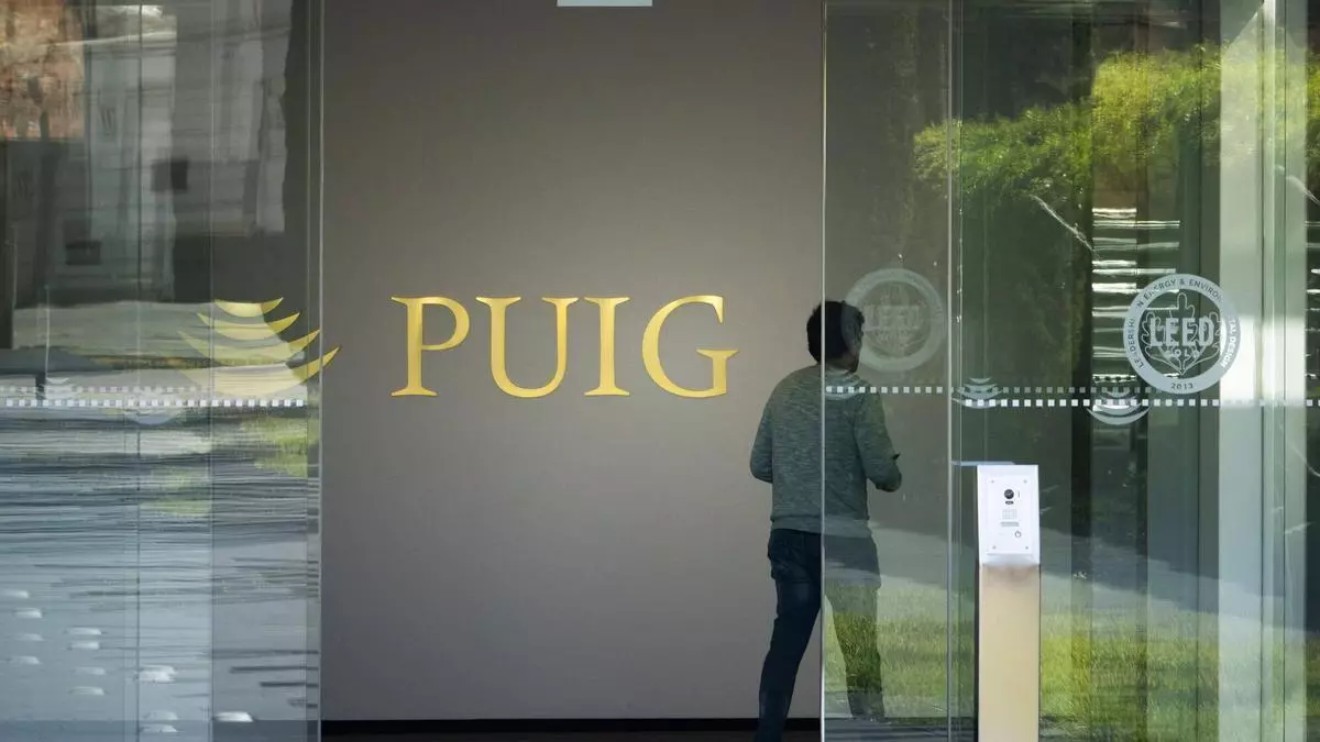 La fusión de Puig y Estée Lauder alumbraría un líder mundial de los perfumes capaz de amenazar el reinado de L’Oréal